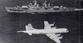 P-3B du VP-17 survolant un croiseur soviétique