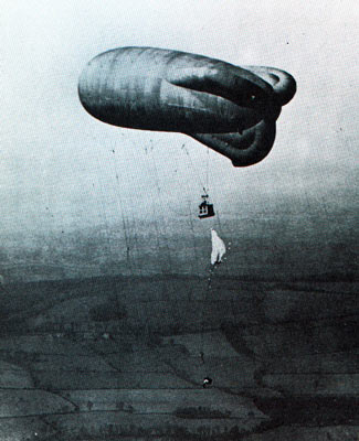 Ce ballon servit à l'entraînement d'officiers au parachutage. II était essentiel, en effet, de pouvoir évacuer le Caquot, si l'équipage au sol ne parvenait pas à le faire redescendre assez vite en cas d'attaque par l'aviation adverse. Une évacuation réussie était considérée comme équivalente à une victoire aérienne.