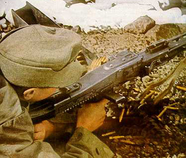 Des troupes de montagne mettent en oeuvre une MG-42 équipé d'un bipode. On peut noter l'usage intensif de l'estampage.