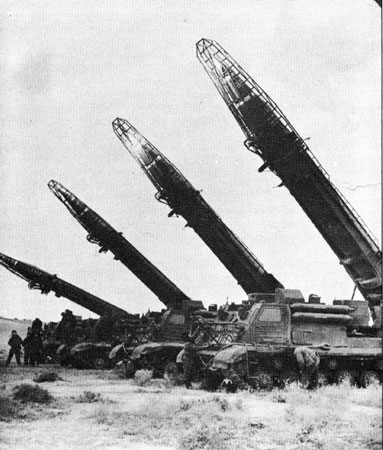 T35 pendant une parade sur la place rouge. Malgré sa taille, il n'était pas adapté aux combats de l'époque.